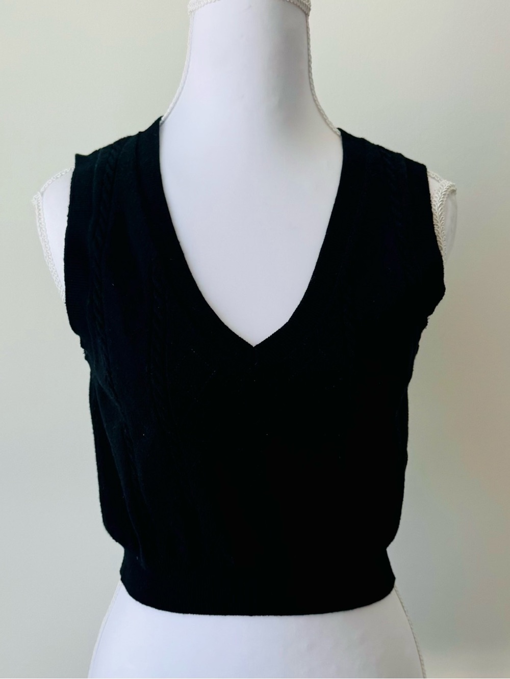 Black Cable Knit Cropped Sweater Vest - V-Neck 🖤